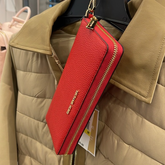 MICHAEL KORS
Leather Continental Wristlet Phone Case Wallet
Bright Red
NWT - Picture 10 of 16